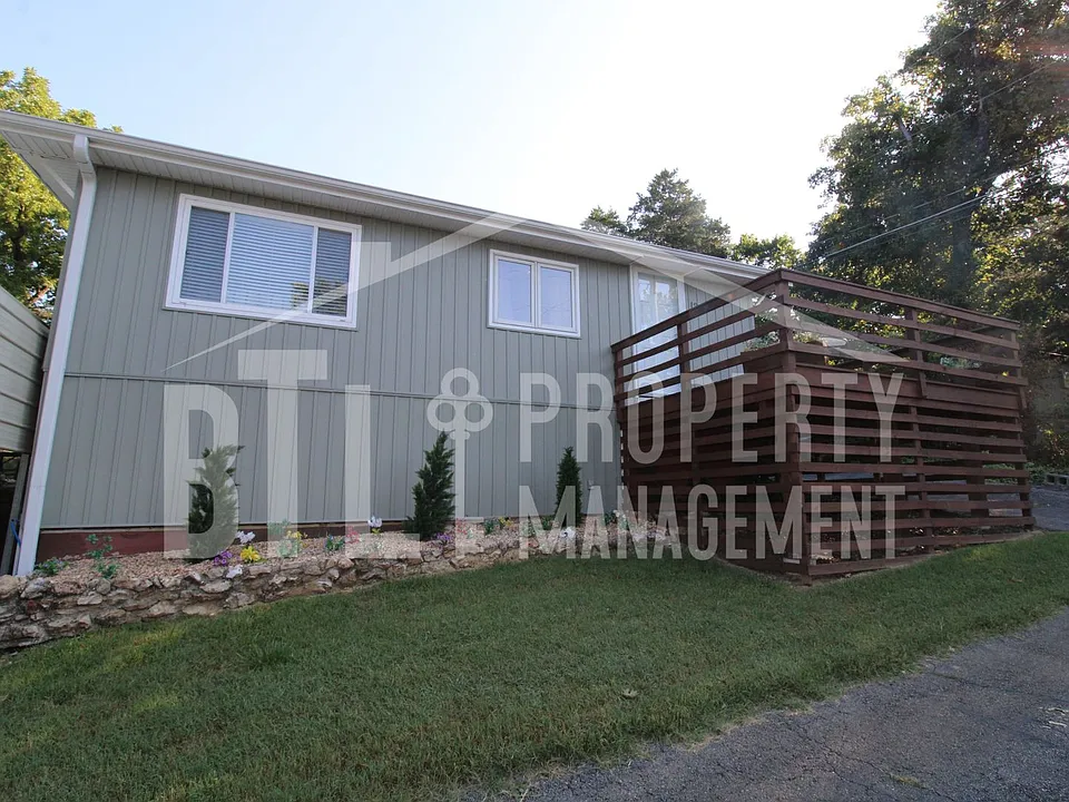 12 Lakehaven Dr