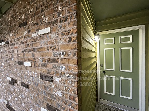 3rd image of 4606 NE Broadway