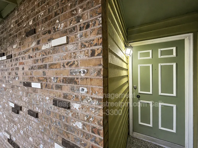 4606 NE Broadway St — Photo 2