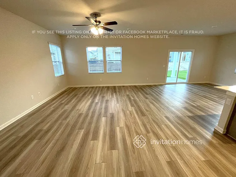 555 Torrey Pines Ln — Photo 2