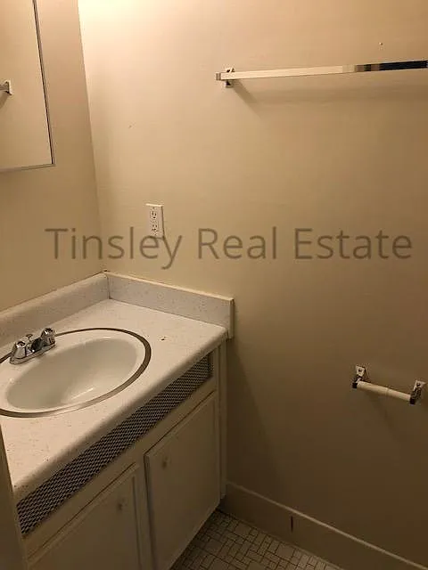 3 bed, 1.5 bath, 1200 sqft, $1,100 — Photo 3