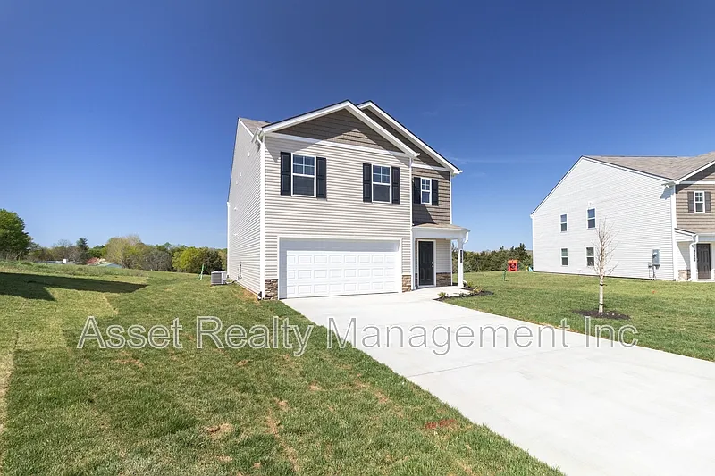 5 bed, 3.0 bath, 2361 sqft, $2,395 — Photo 4