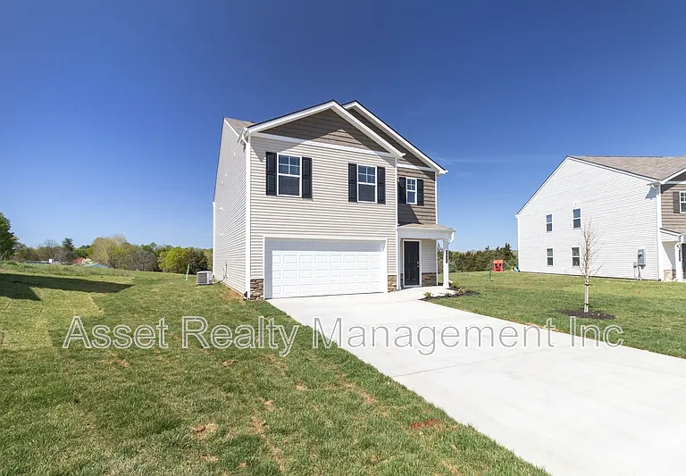 2063 Southwood Cir — Photo 2
