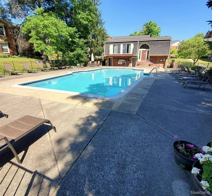 3 bed, 2.0 bath, 1615 sqft, $2,398 — Photo 4