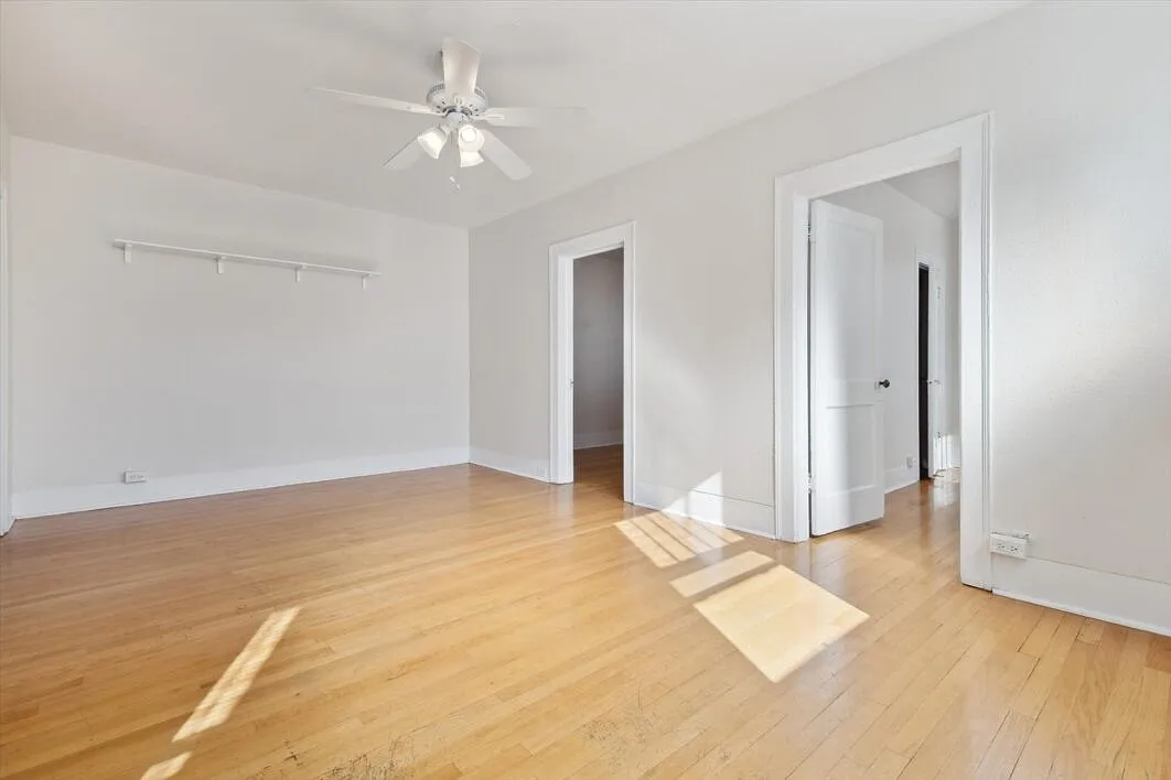 Bright One Bedroom In Capitol Hill — Photo 4