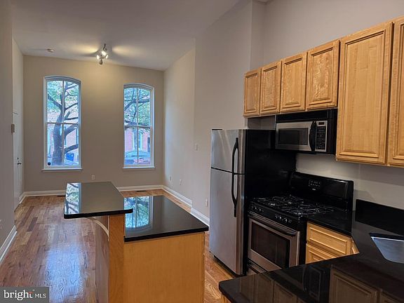 5th image of 1916 Christian St #A