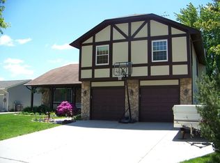 1058 Tennessee Ln, Elk Grove Village, IL 60007