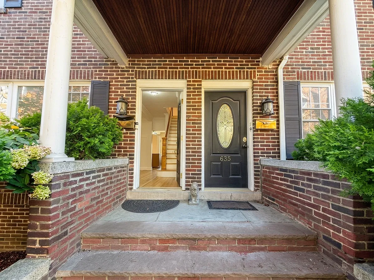 633 Warburton Ave — Photo 2