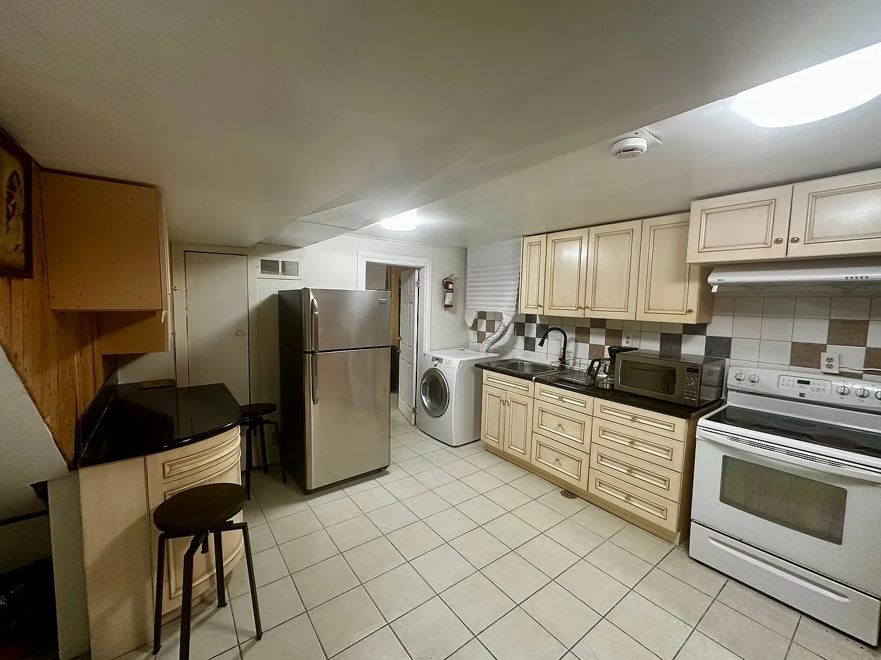 4 bed, $899 — Photo 2