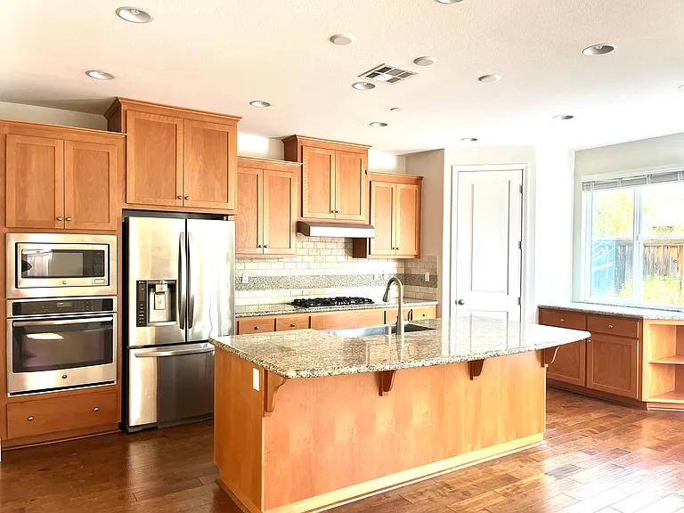 105 Farnham Ln — Photo 4