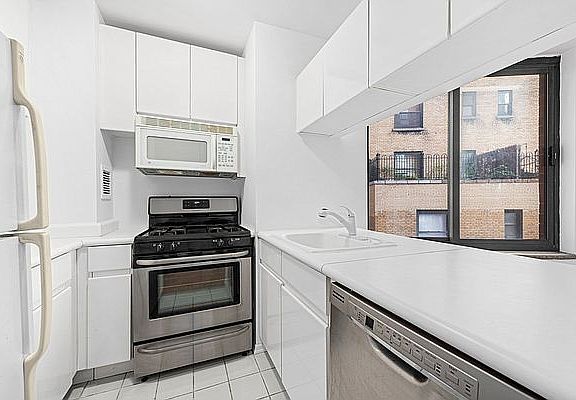 5th image of 155 W 70th St APT 10G