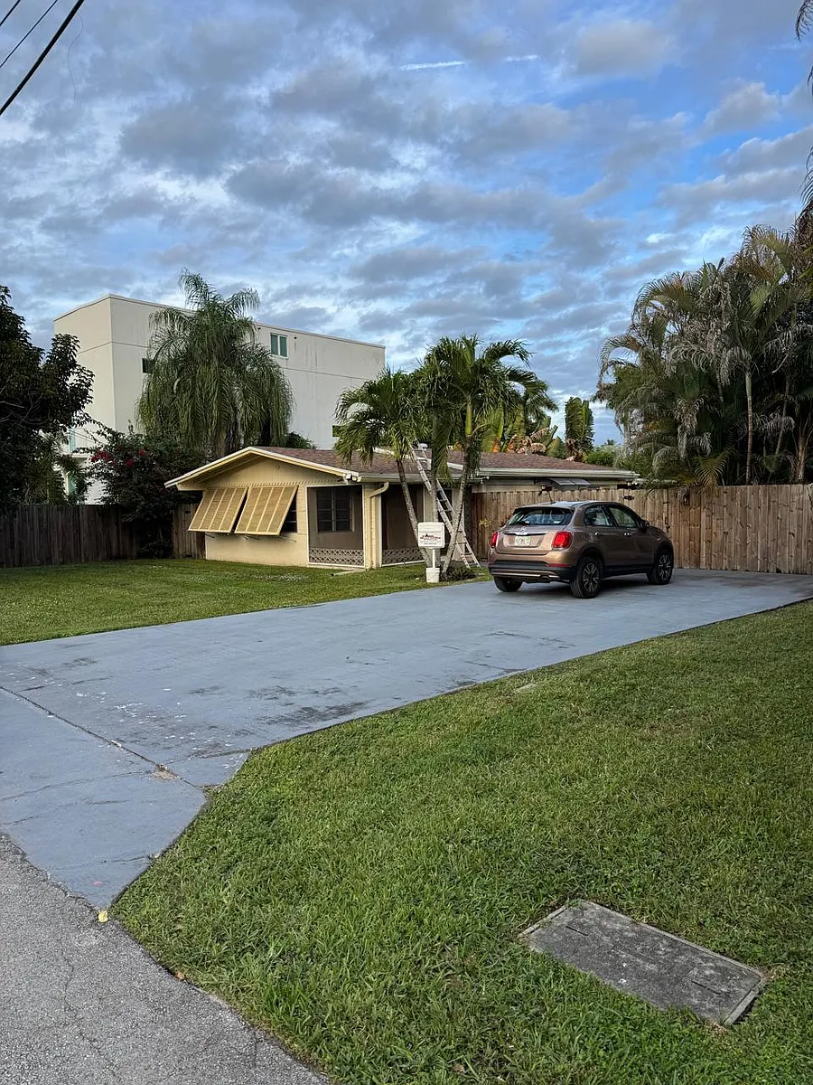 Building Photo - 4630 SW 55th Ave