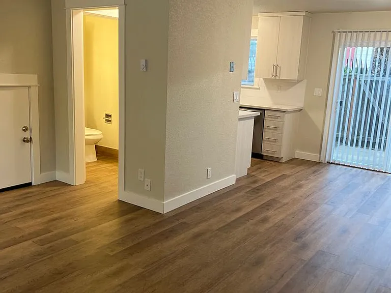 10317 NE Hoyt St — Photo 2