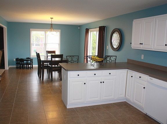 3rd image of 1028 Louise Ln