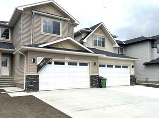 819 E Edgefield St, Strathmore, AB T1P0E9