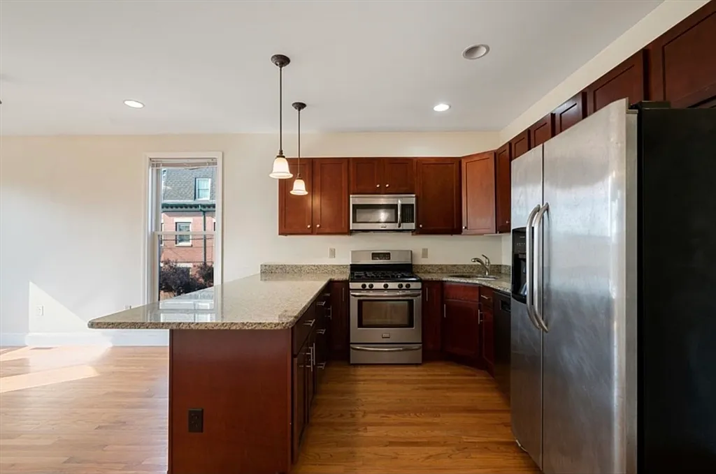 3 bed, 2.0 bath, 1500 sqft, $4,100 — Photo 2
