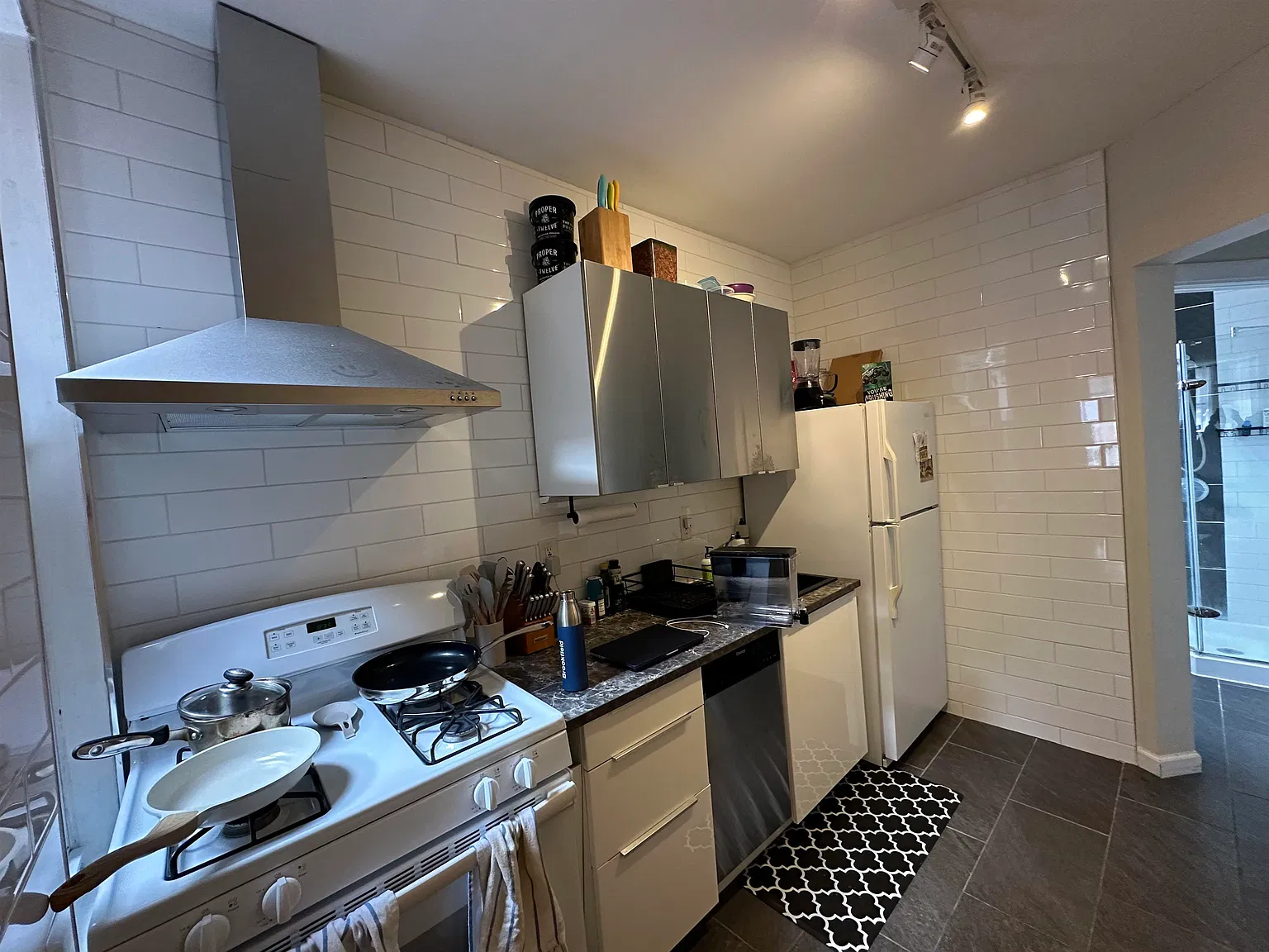 1 bed, 1.0 bath, $2,350 — Photo 3