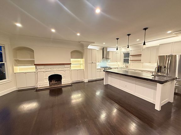 Front rm unfurnished, fireplace