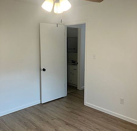 3rd image of 5120 S Atlanta Ave