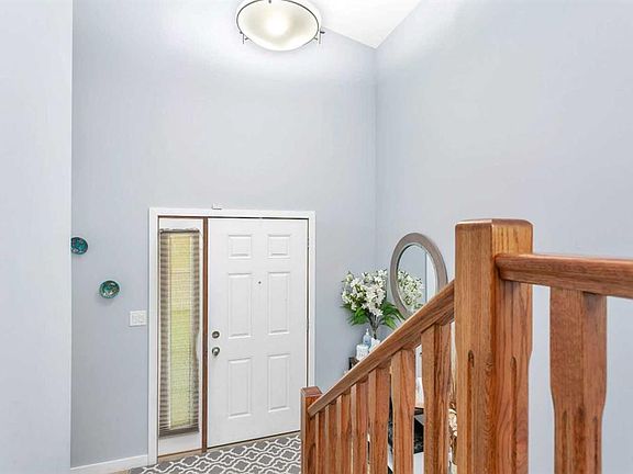 4th image of 545 W Lancaster Dr