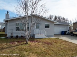856 Cherry Ave, Dickinson, ND 58601
