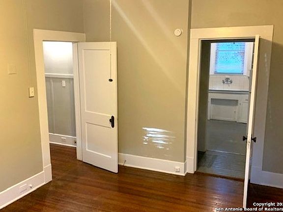 5th image of 511 E Locust St #3