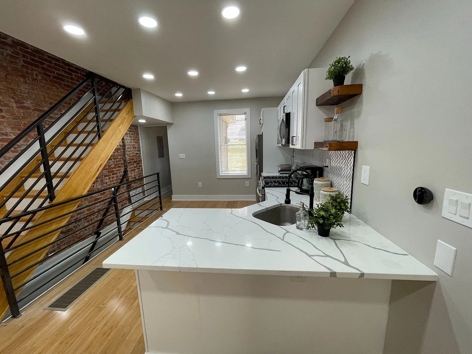 3 bed, 1110 sqft, $2,100 — Photo 2