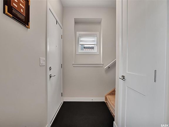 3rd image of 643 Evergreen BOULEVARD