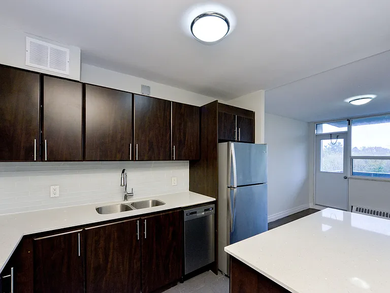 4190 Bathurst St — Photo 5