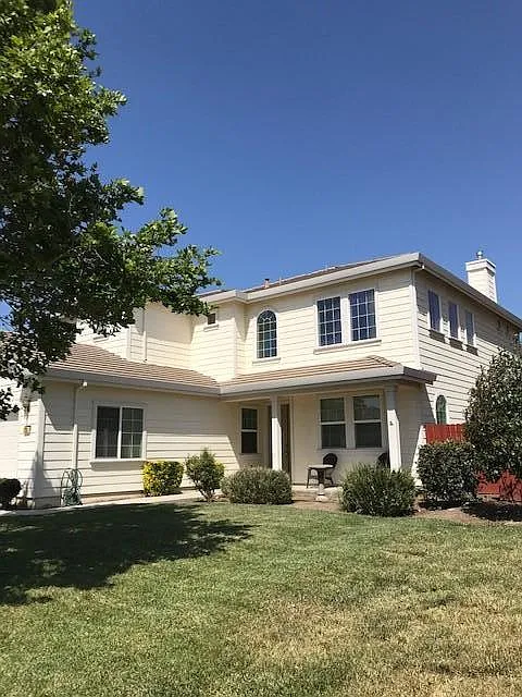 4 bed, 2.5 bath, 2689 sqft, $3,200 — Photo 3