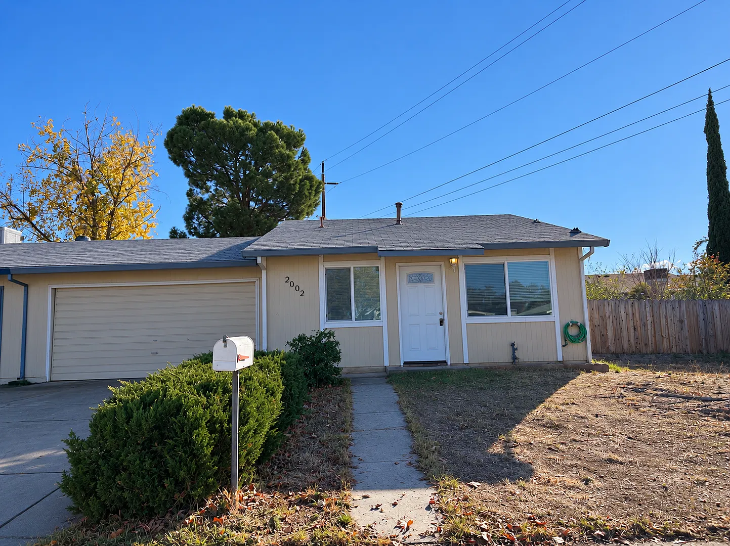 Charming 2 Bedroom Duplex with Garage & Fenced Backyard in Anderson! — Photo 1