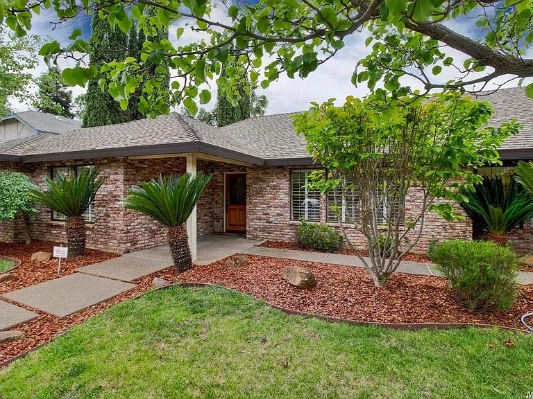 1807 Blue Jay Dr — Photo 1