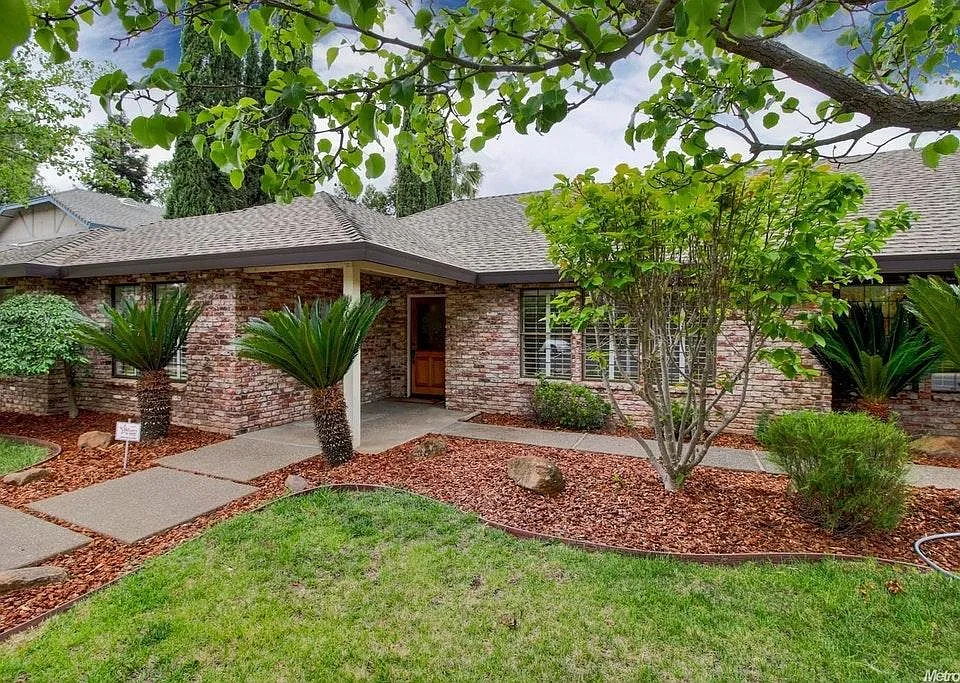 1807 Blue Jay Dr