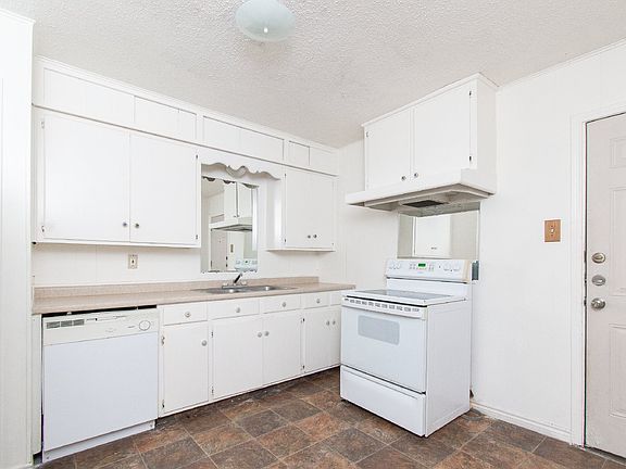 5th image of 202 Carpenter St
