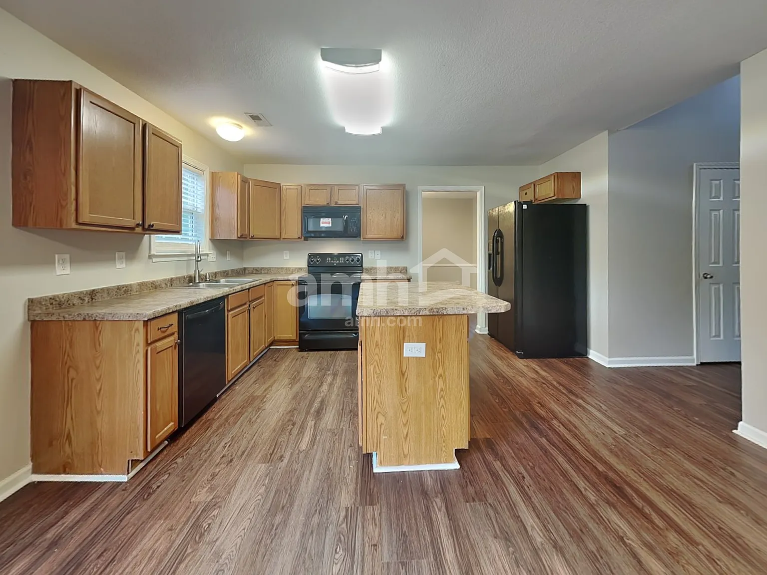 4 bed, 2.5 bath, 2250 sqft, $2,420 — Photo 3