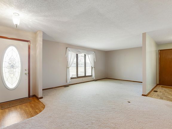 4th image of 460 Gillcrest Dr