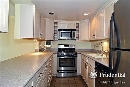 4th image of 1643 N Larrabee St #A