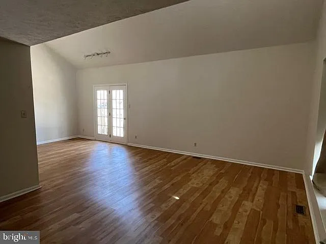 406 Williamsburg Ct — Photo 3