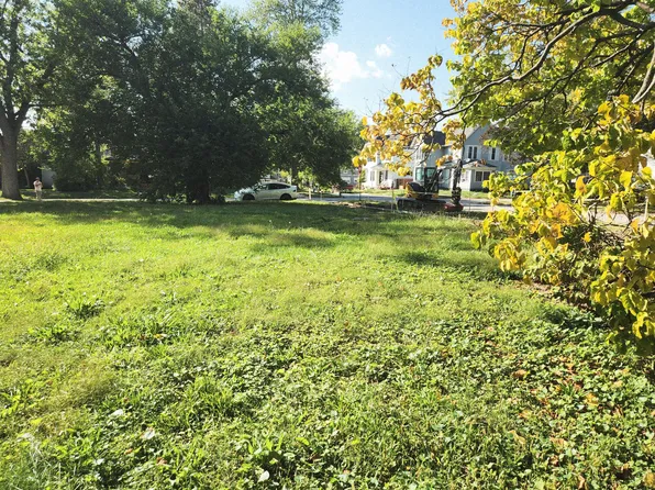 8 Wayne St, Valparaiso, IN 46385