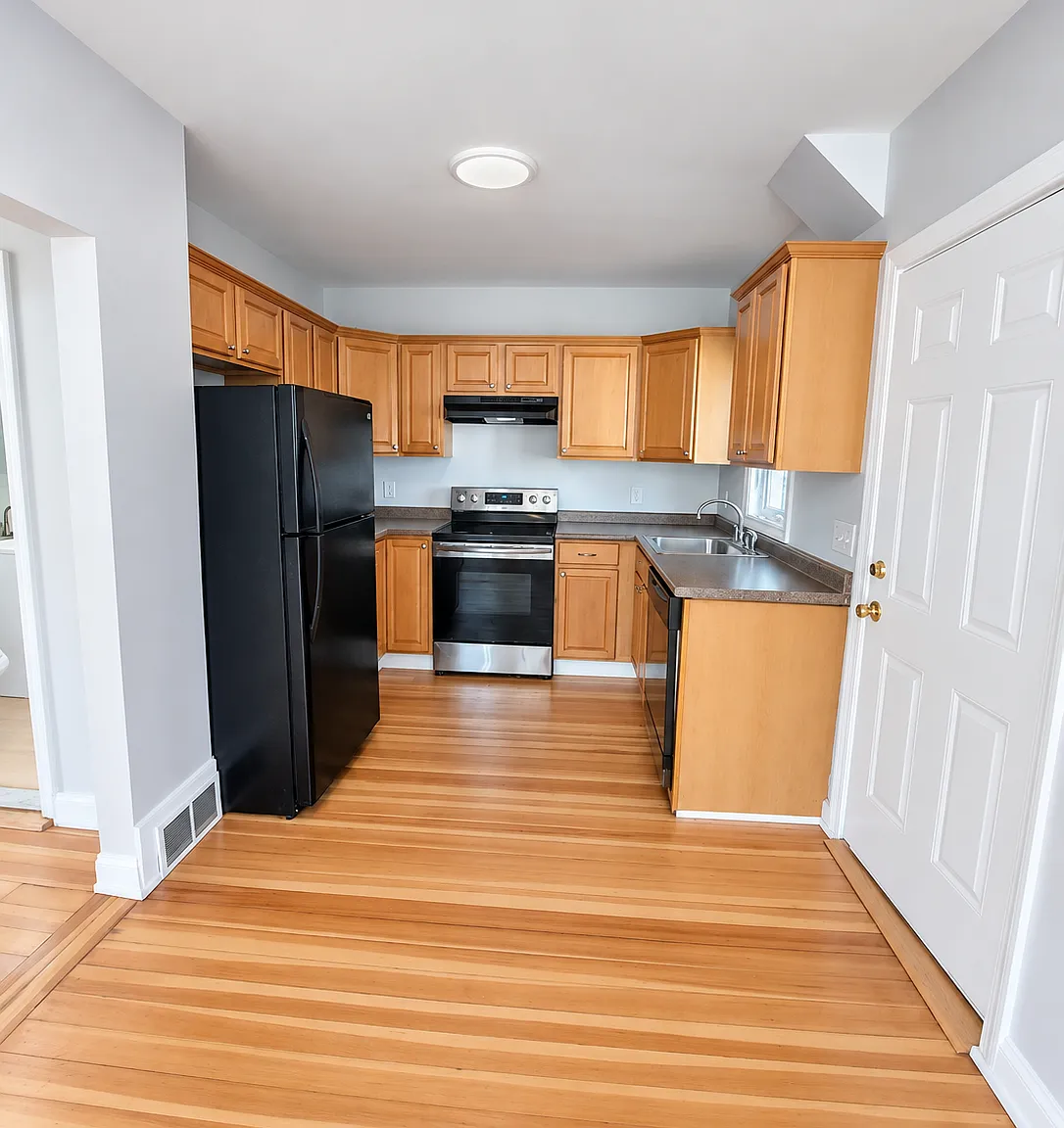3 bed, 1.0 bath, 1100 sqft, $3,300 — Photo 1