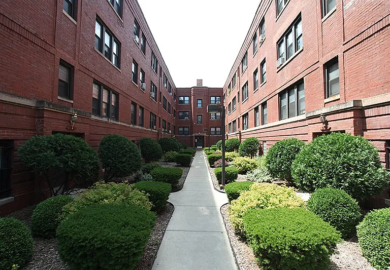 5736-48 N Winthrop Ave #5736-012 — Photo 1