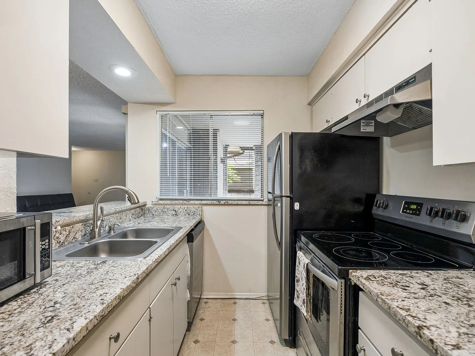 2 bed, 1008 sqft, $2,200 — Photo 3