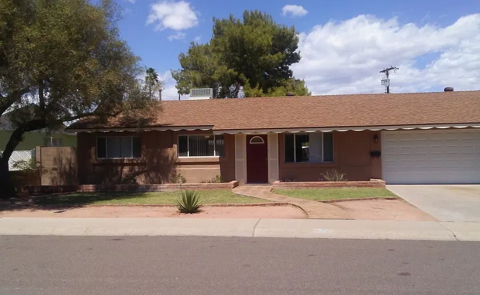 18 E Papago Dr