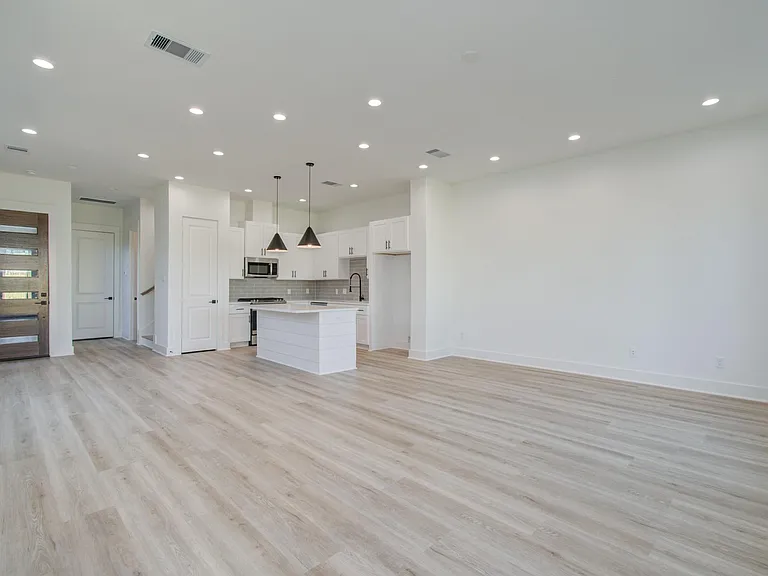 4425 Providence St — Photo 7