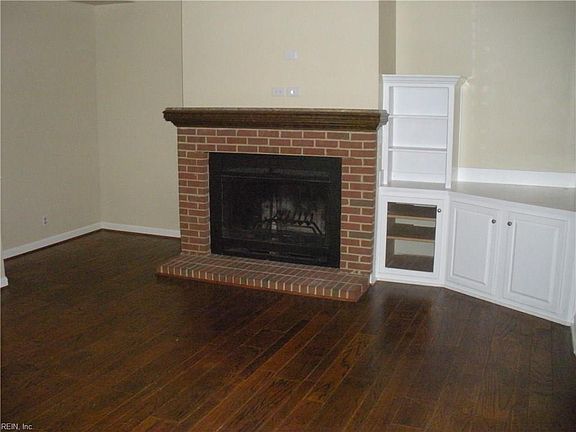 2nd image of 1115 Llewellyn Mews