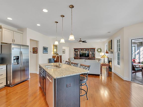 5th image of 305 Castlemaine Dr
