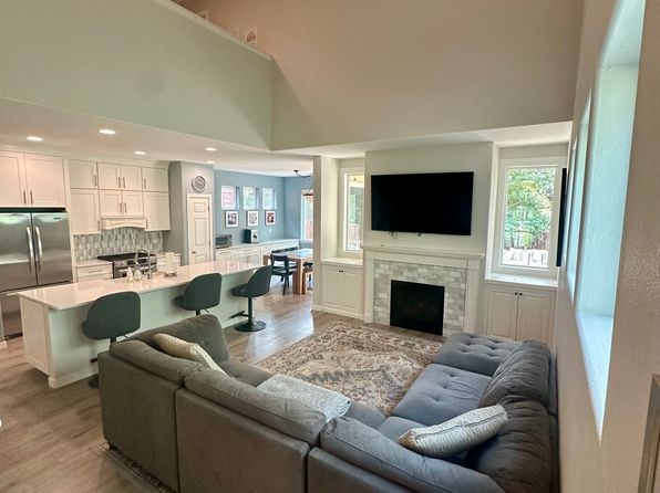 19438 Hollygrape St