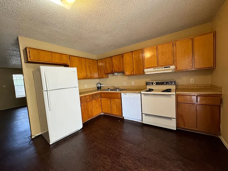1902 Cedarhill Dr — Photo 5