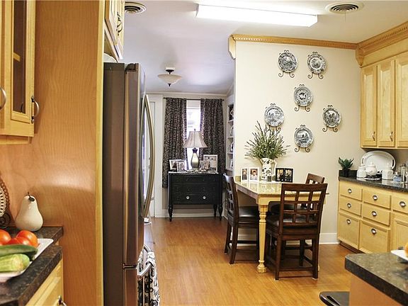4th image of 411 Williams St
