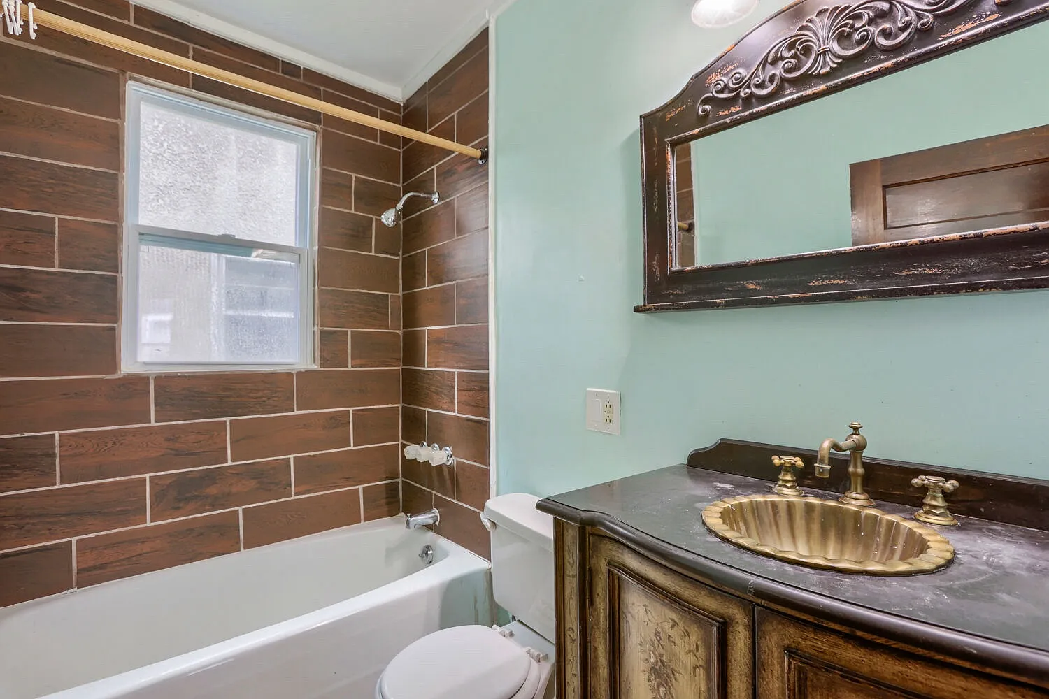 4 bed, 2400 sqft, $3,000 — Photo 4